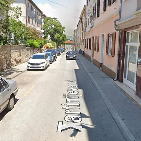 Sunny Corner In City Center With Free Parking Pola