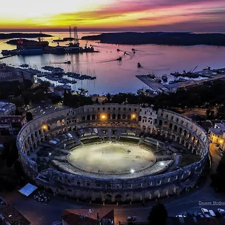 Sunny Corner In City Center With Free Parking Pula